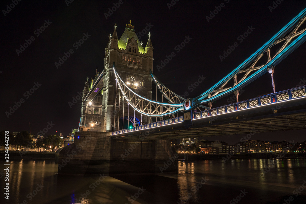 Fototapeta premium Tower Bridge at night, london