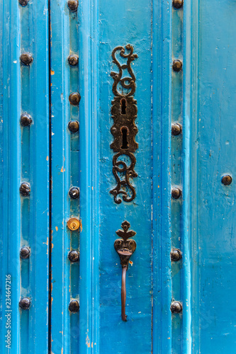 Türklopfer und Türschloss an einer blauen Tür © Eberhard