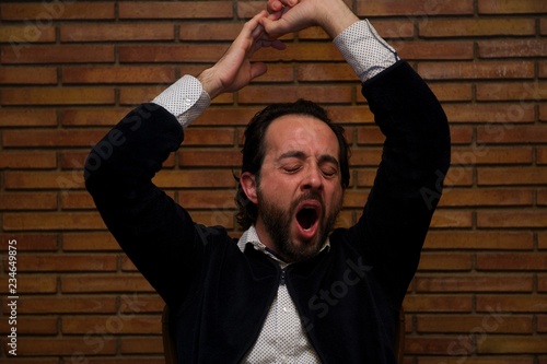hombre bostezando