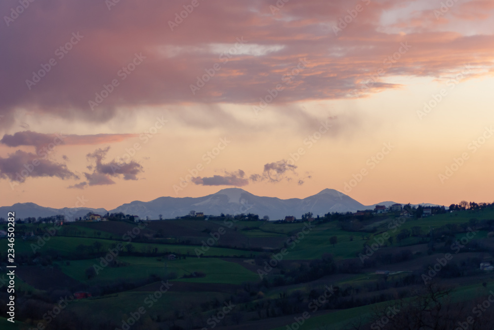 Panorama rurale marchigiano al tramonto