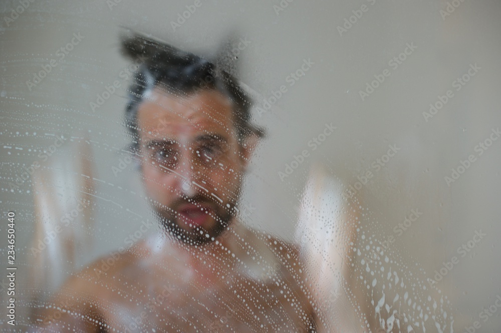 hombre ducha