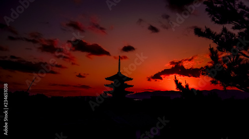 日本、秋の京都の夕日、八坂の塔と京都タワーの絶景