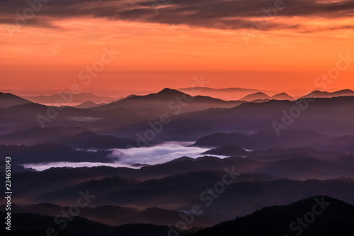 日本、中国山地の絶景、掛頭山からの雲海と朝日