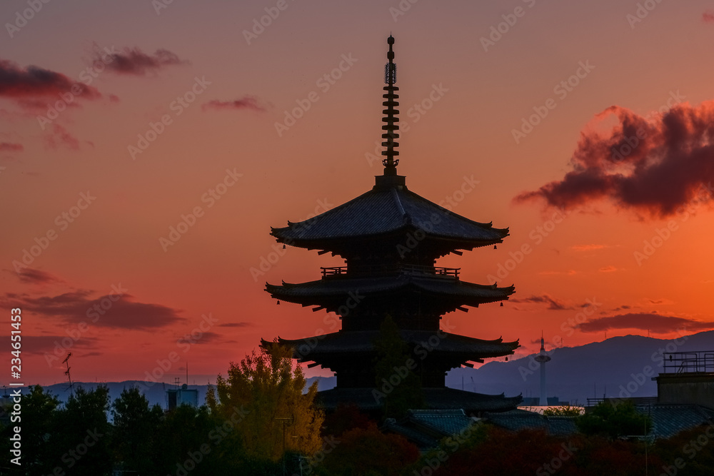 日本、秋の京都の夕日、八坂の塔と京都タワーの絶景