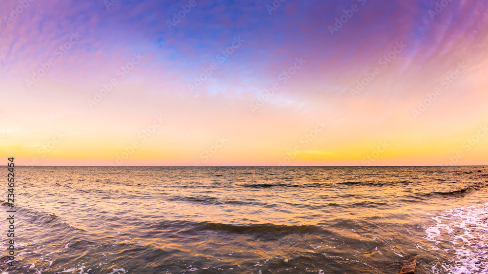 Sunset at the ocean as a background - obrazy, fototapety, plakaty 