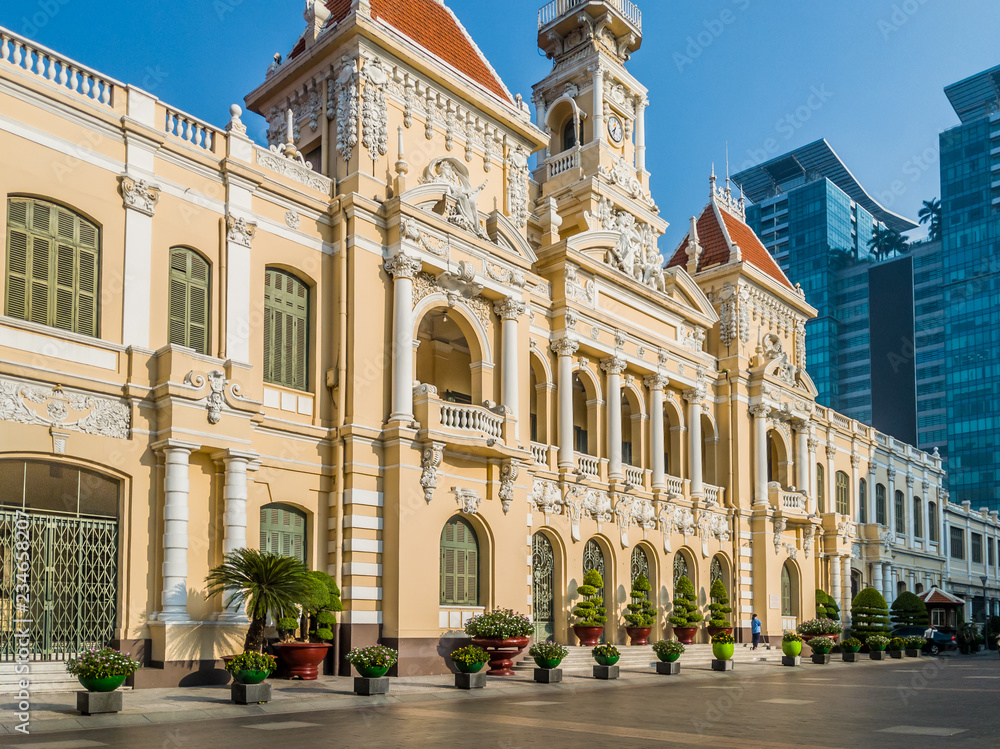 Naklejka premium Ho Chi Minh City's City Hall early in the morning