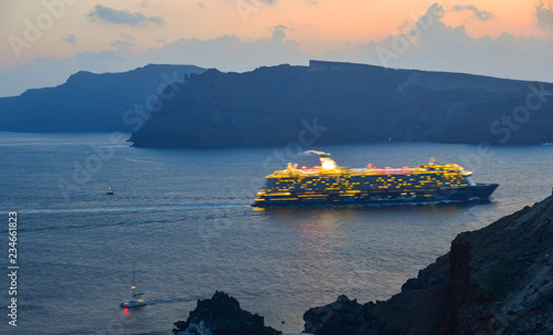 Photo A huge cruise ship running on the sea