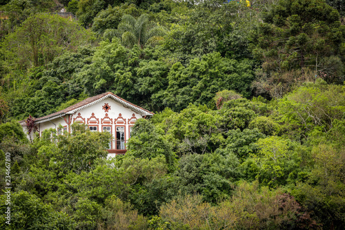 Casarão antigo em meio à vegetação próxima ao centro histórico de Ouro Preto., Brasil