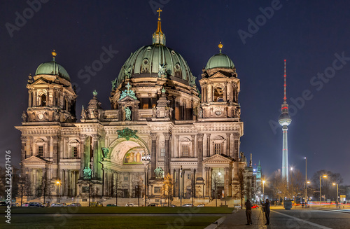 Berliner Dom mit Fernsehturm in der Nacht