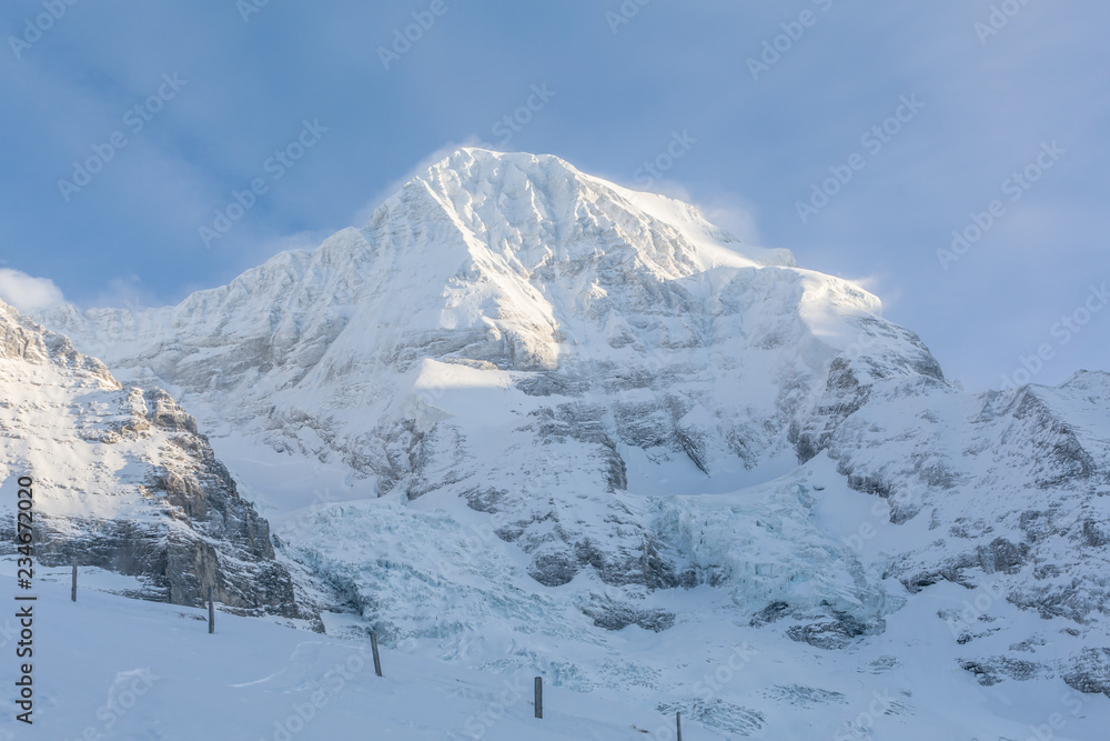 Blick auf die verschneiten Berge - Berner Oberlands, Schweiz
