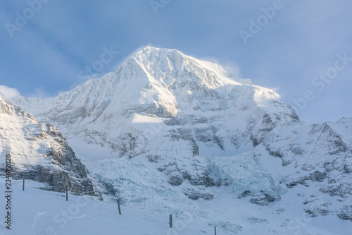 Blick auf die verschneiten Berge - Berner Oberlands, Schweiz © Stephanie Jud