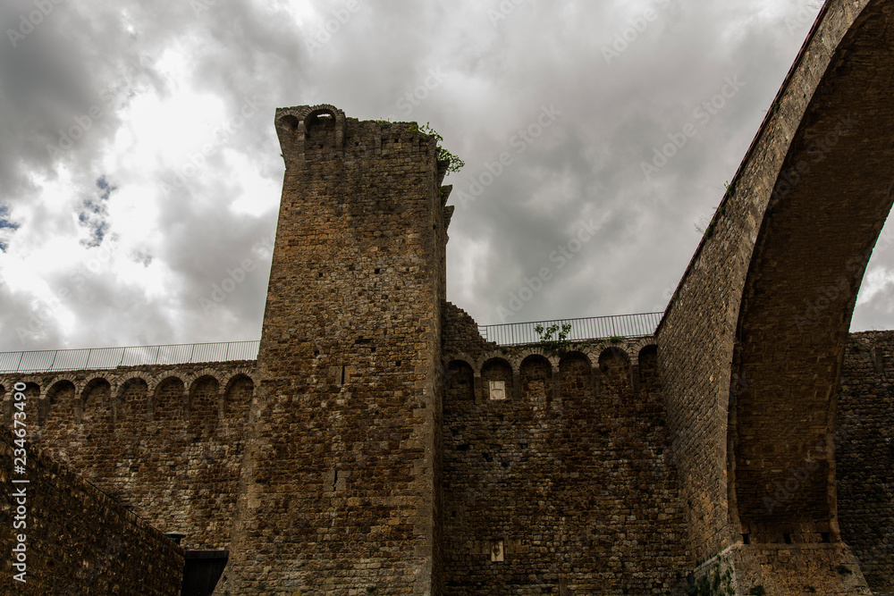 Φωτογραφία Massa Marittima , Italy - landscape walls of the Sienese fortress with cloud