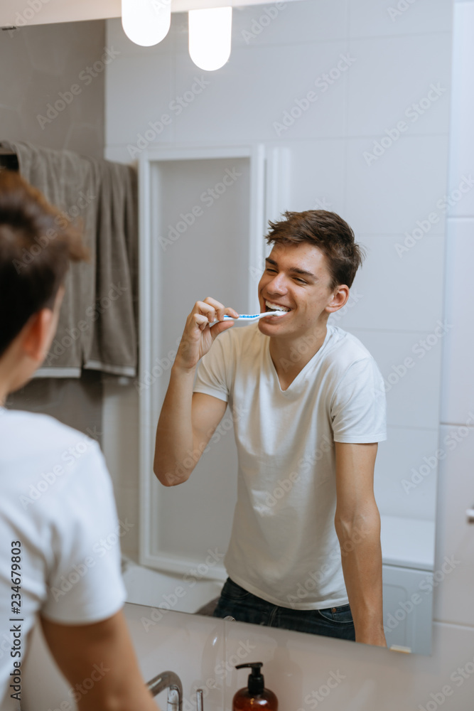 Obraz premium man brushing his teeth in bathroom