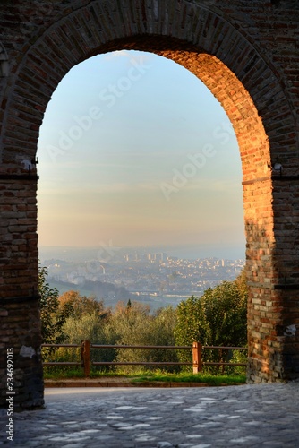 Blick vom Tor in die italienische Landschaft