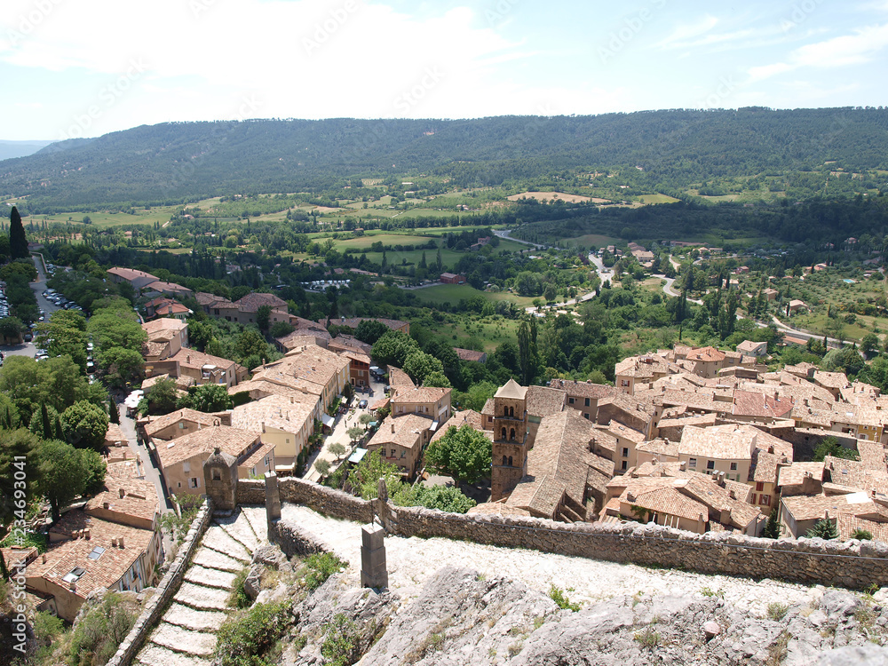 Moustiers-Sainte-Marie dans les Alpes-de-Haute-Provence. Un des plus beaux village de France édifiée en contrebas d'un immense rocher escarpé du massif du Montdenier.