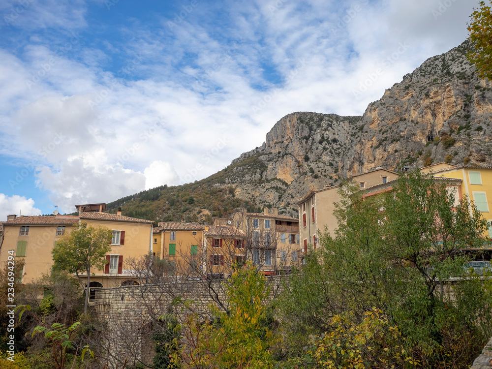 Moustier-Sainte-Marie en Provence. Pont sur le Riou franchissant le ravin de Notre-Dame