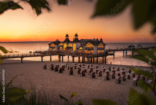 Sellin Seebrücke - Rügen (Ostsee Strand mit Strandkorb und Meer) - roter Himmel