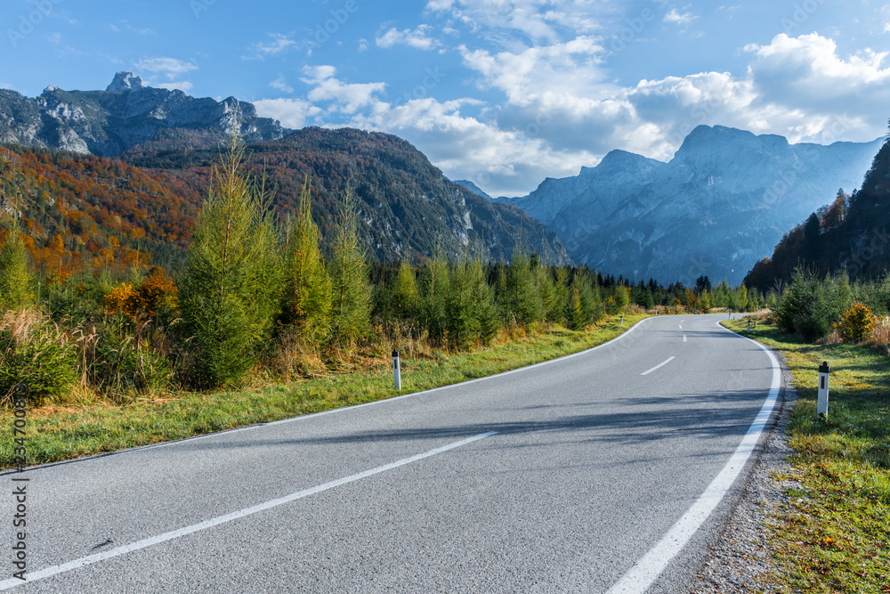 Fototapeta premium Straße zum Almsee