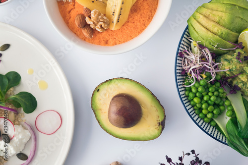Gesundes vegetarische Superfood Bowl Essen mit Eiweiß Protein und Vitaminen für gesunde Ernährung im Winter