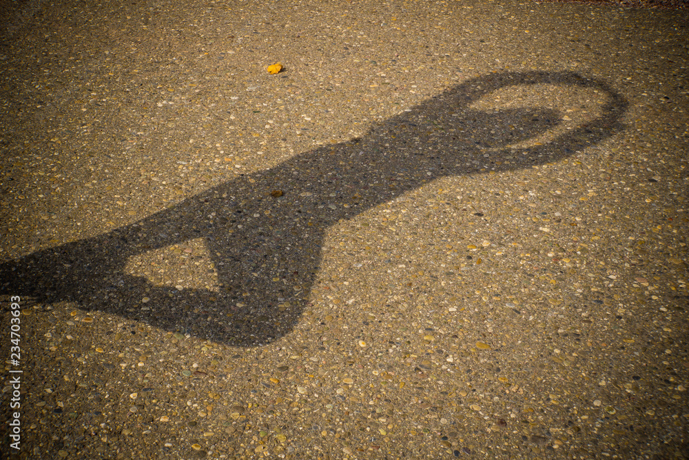Obraz premium Shadow of a woman standing on one leg holding arms together