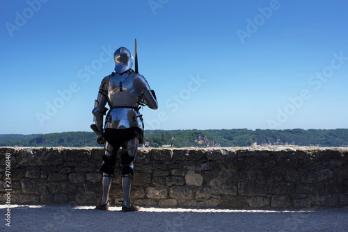 Garde en armure dans un château fort
