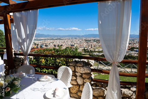 apparecchiatura di tavoli con vista spettacolare di Cagliari dall'alto