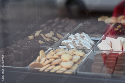 weihnachtsbäckerei plätzchen und pralinen zu weihnachten oder im advent vom Schaufenster aus gesehen