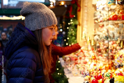 Canvas Print A teenage girl shopping at the Toronto Christmas Market