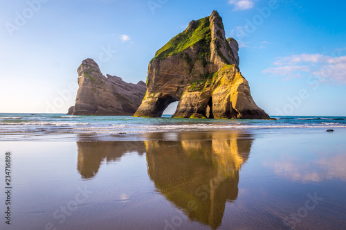 Formacje skalne na Wharariki Beach, Nowa Zelandia