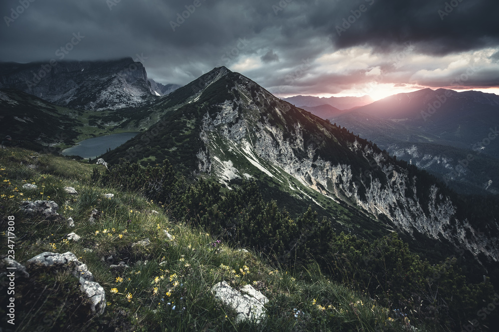 Alpen - Sonnenuntergang auf dem Berg (düster, mystisch, moody) / Österreich