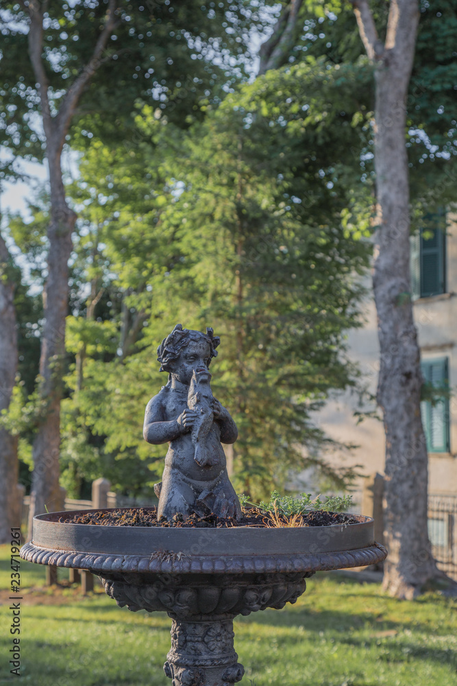 Exploring the streets and details of the small town of Capracotta