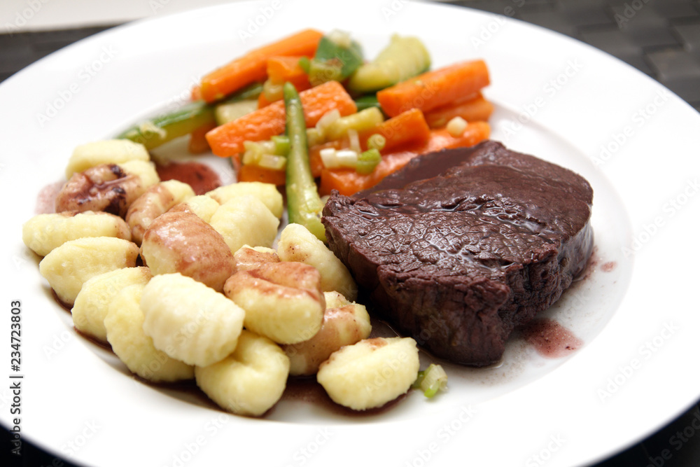 Rinderfilet in Rotweinsosse mit Gnocci und Gemüse Rinderfilet in Rotweinsosse mit Gnocci und Gemüse