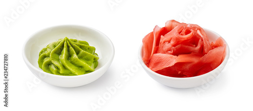Photo Wasabi and pickled ginger in bowls isolated on white background.