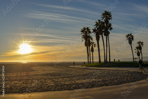 Sand Strand und Palmen Silhouetten im Sonnenuntergang 