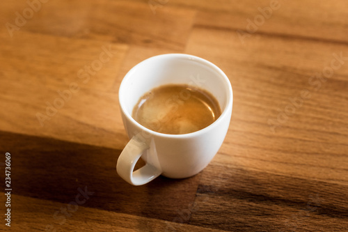 Espresso Tasse mit Kaffee auf einem Holztisch