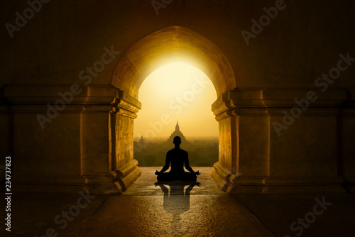 Foto Meditation in buddhist temple