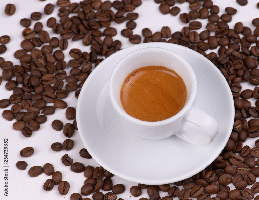 Fototapeta premium Чашка эспрессо на фоне кофейных зерен