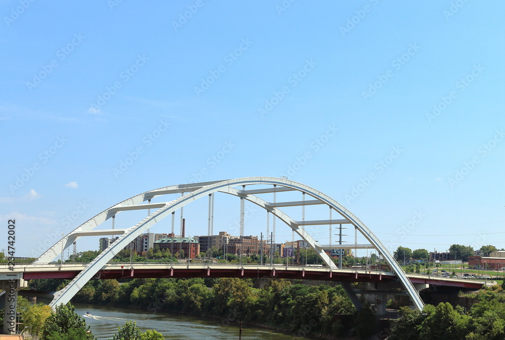 Naklejka premium Korean Veterans Blvd Bridge across Cumberland River Nashville, Tennessee