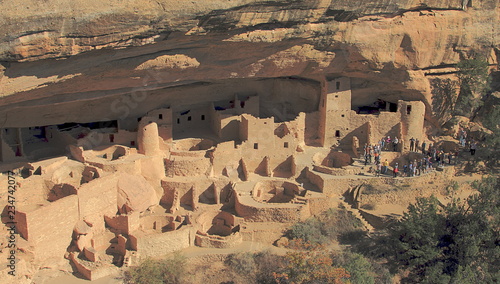Obraz na płótnie A group of tourists on a tour of the ancient Cliff Dwellings of Mesa Verde Natio