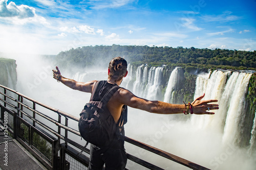 Homme aventurier voyageur cascade Iguazu Cascade Brésil photo