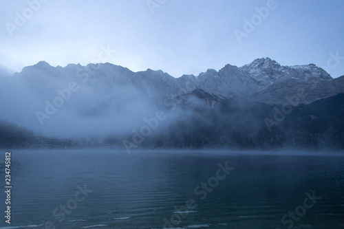 Eibsee am Morgen mit Nebel und klarem Blick auf die Berge