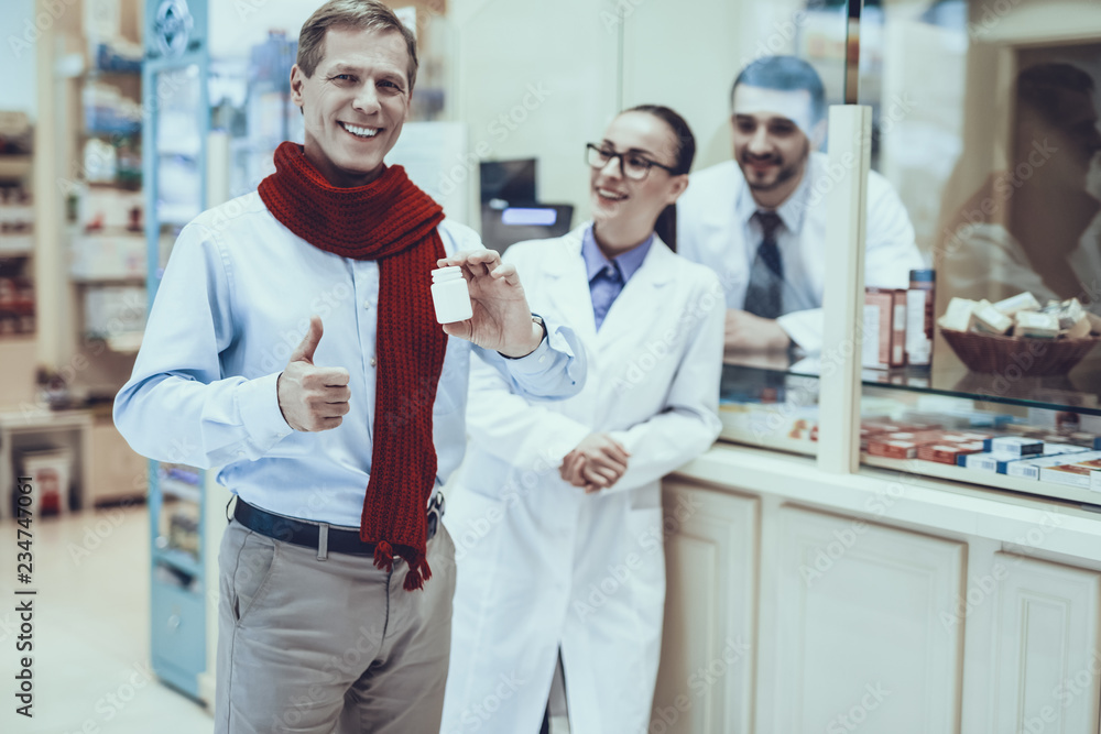 Obraz premium Illness man buys a medicament in pharmacy