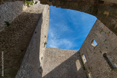 Foto The ruins of the abandoned castle (Rocca di Piediluco) on the hill of the town of Piediluco