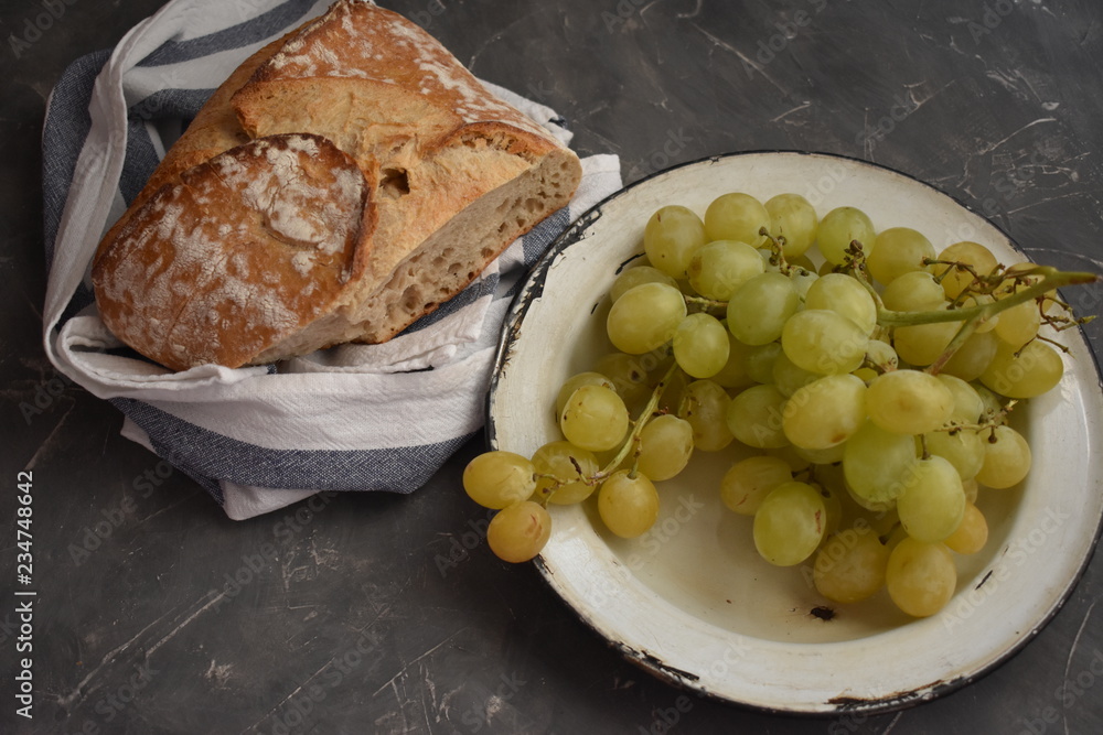 Pan de pueblo, plato con racimo de uvas Pan de pueblo, plato con racimo de uvas