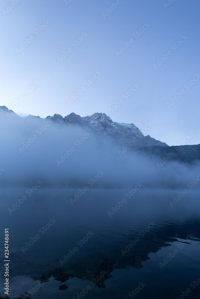 Eibsee am Morgen mit Nebel und klarem Blick auf die Berge	