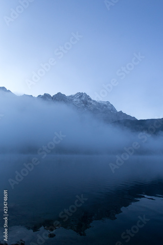 Eibsee am Morgen mit Nebel und klarem Blick auf die Berge 