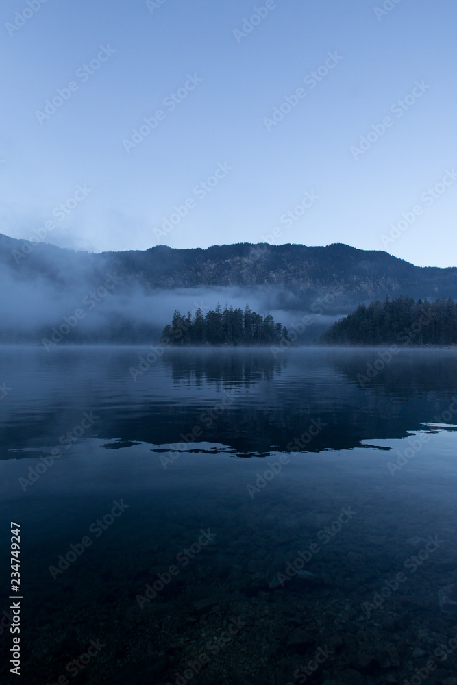 Eibsee am Morgen mit Nebel und klarem Blick auf die Berge	