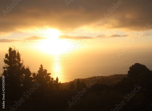 atardecer en la punta oeste de las islas canarias