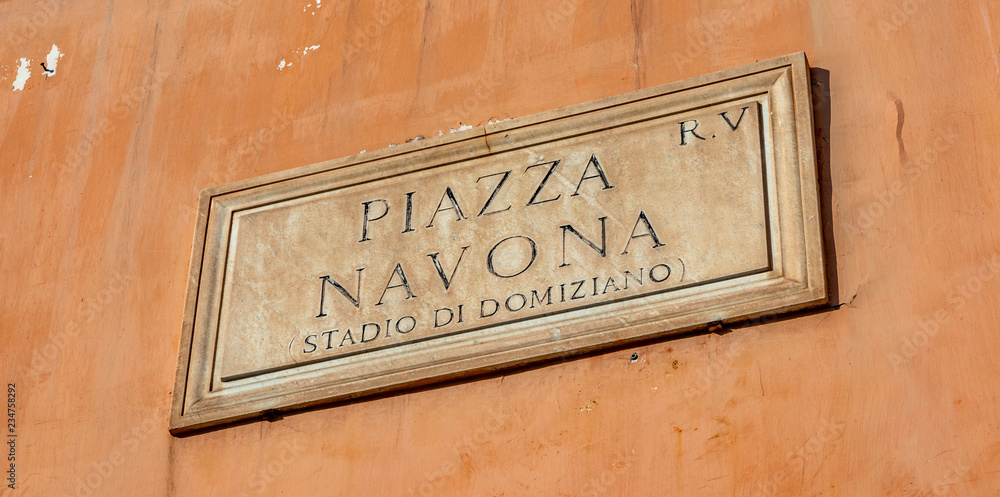 Naklejka Znak uliczny na Piazza Navona, Rzym, Włochy. Typowa marmurowa tablica Rzymu, która wskazuje nazwę ulicy lub placu we włoskiej stolicy. Plac Navona.