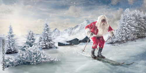 Weihnachtsmann auf Ski im Schnee mit Berge im Hintergrund